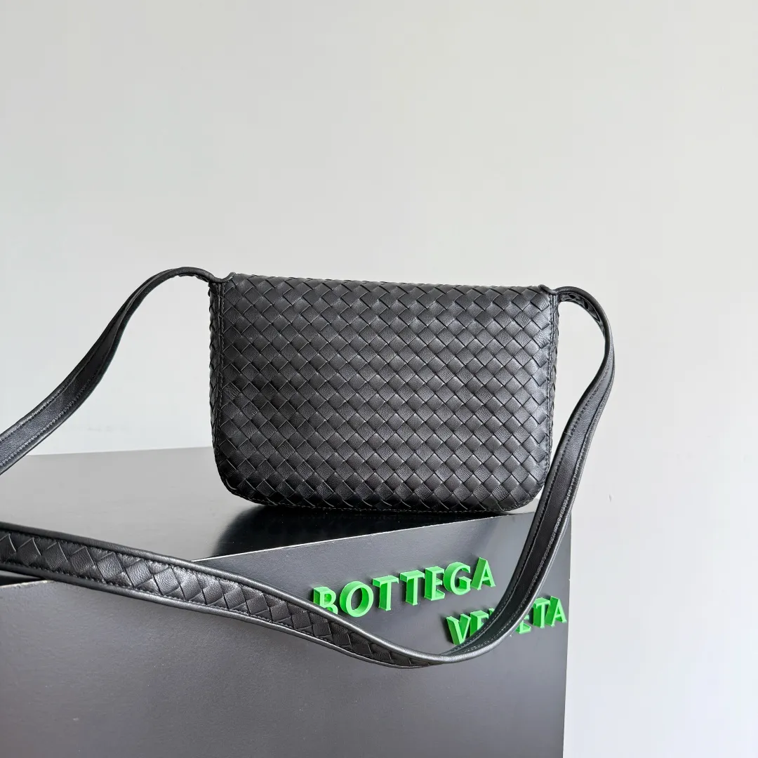 Batch 2020 BOTTEGA VENETA2025 new Veneto flip back bag has been changed from the previous zipper style to a flip design, which is safe, convenient and fashionable. The suction buckle style is also more popular among boys and girls❤️but the zipper compartment is still retained inside. It is not only comfortable, but also elegant and calm, and looks more casual. It is suitable for matching with all kinds of business and casual clothes 😊 to add casual sexiness and make the outfit more complete. The weaving process looks more old-money and retro, and it also has piping processing. Suitable for daily scenes such as shopping and commuting, comfortable and stylish! 💼 Style number: 843836 Color: black Size: 26*18.5*5cm
